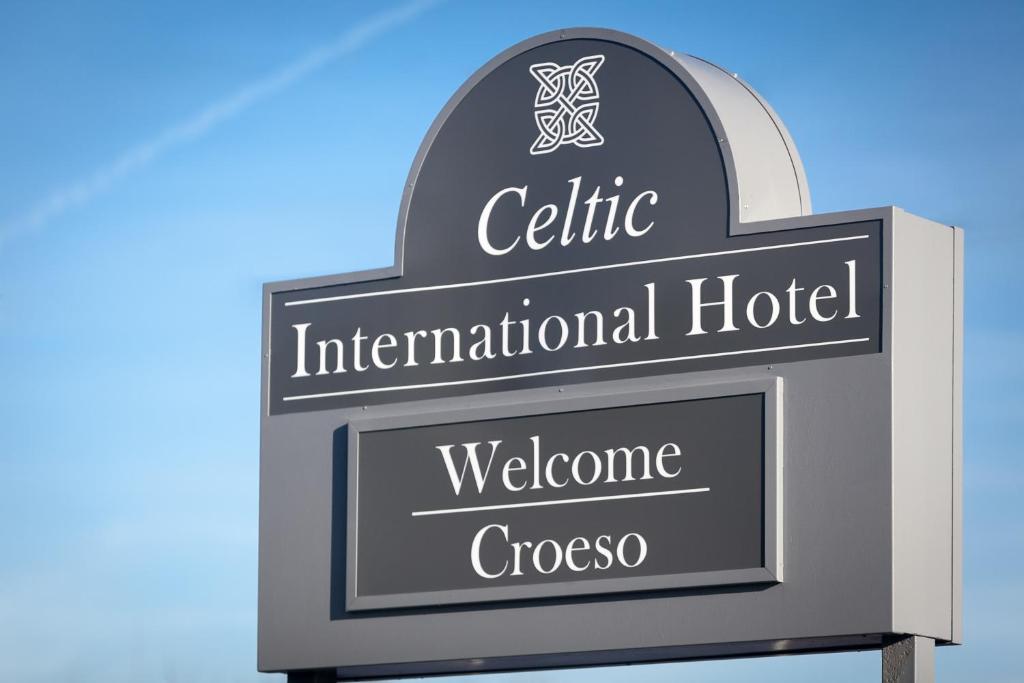 巴里卡迪夫机场凯尔特国际酒店的带有迎宾标志的酒店标志