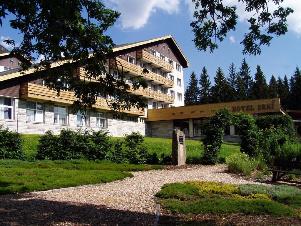 斯尼Hotel Srní的前面有标志的建筑