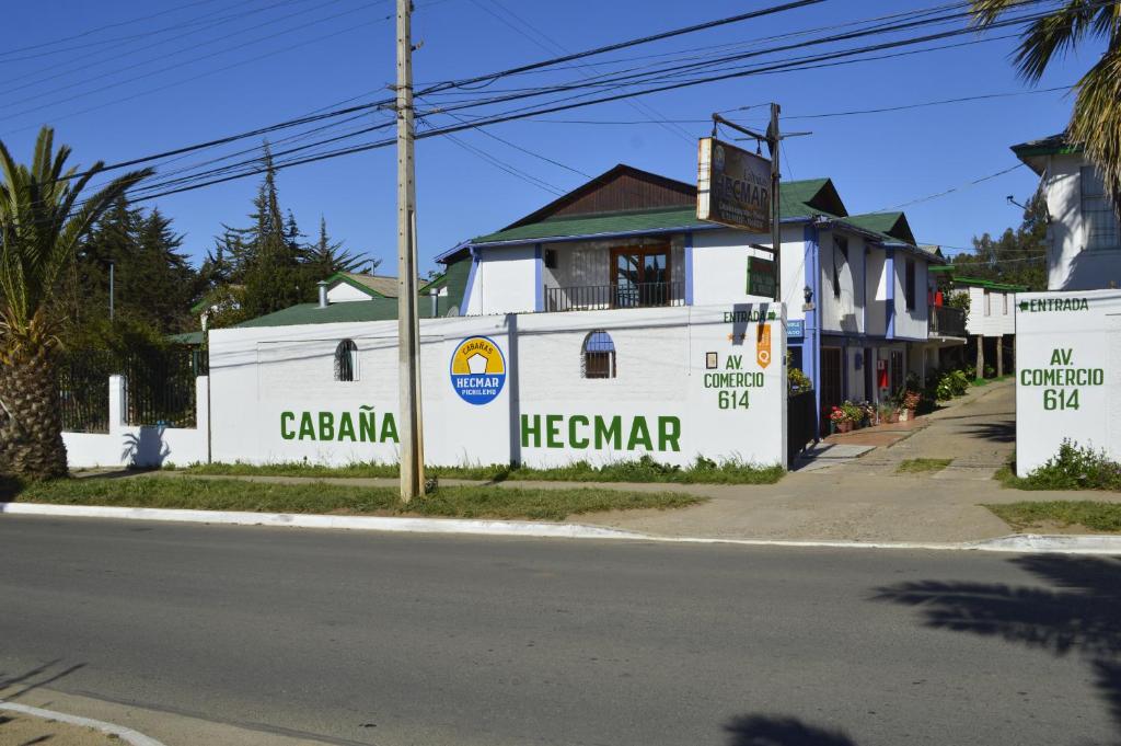 皮奇勒姆Cabañas Hecmar的街道边的白色建筑