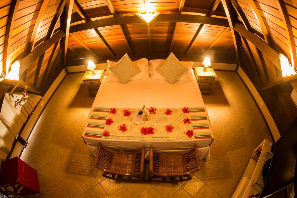 费尔南多 - 迪诺罗尼亚干石酒店的客房内的一张床上景色