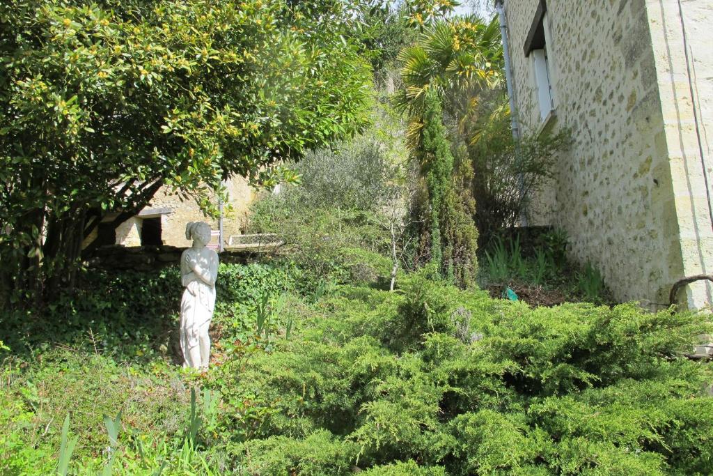 Civray-de-TouraineSongbird Sanctuary的草上雕像的花园