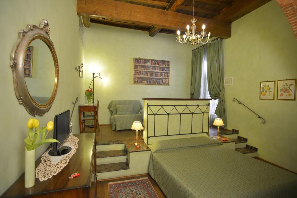 佛罗伦萨提多里之家住宿加早餐旅馆的一间卧室配有两张床和镜子