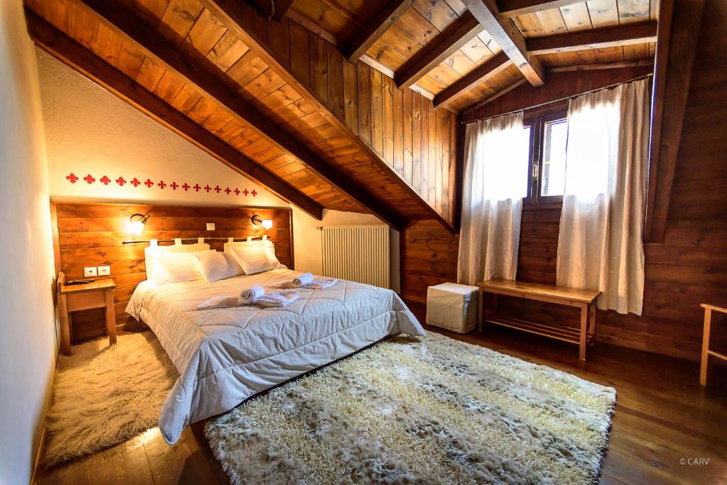 埃普塔罗弗斯Guesthouse Mavrodimos的一间卧室设有一张大床和一个窗户。