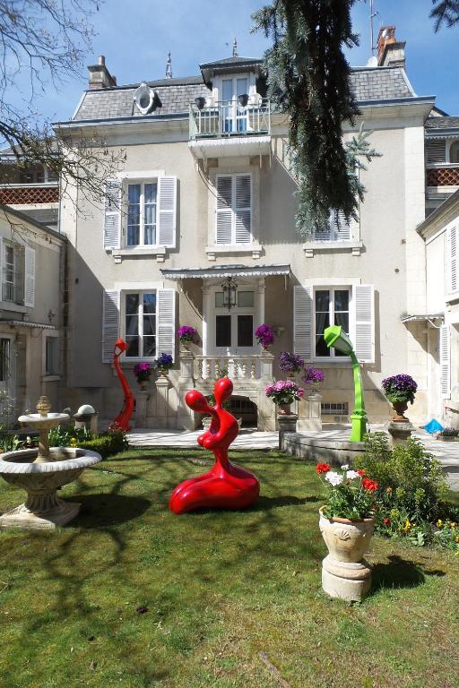 布尔日Le Cedre Bleu的院子里有红雕的房子