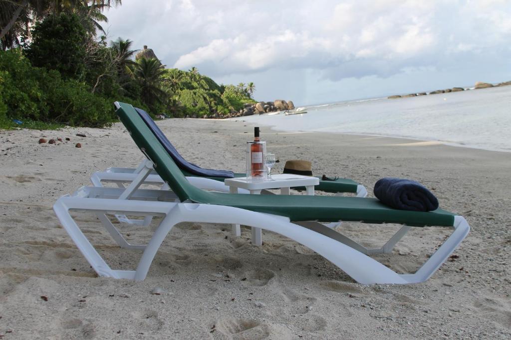 塔卡马卡Beach Kaz的海滩上的椅子和桌子