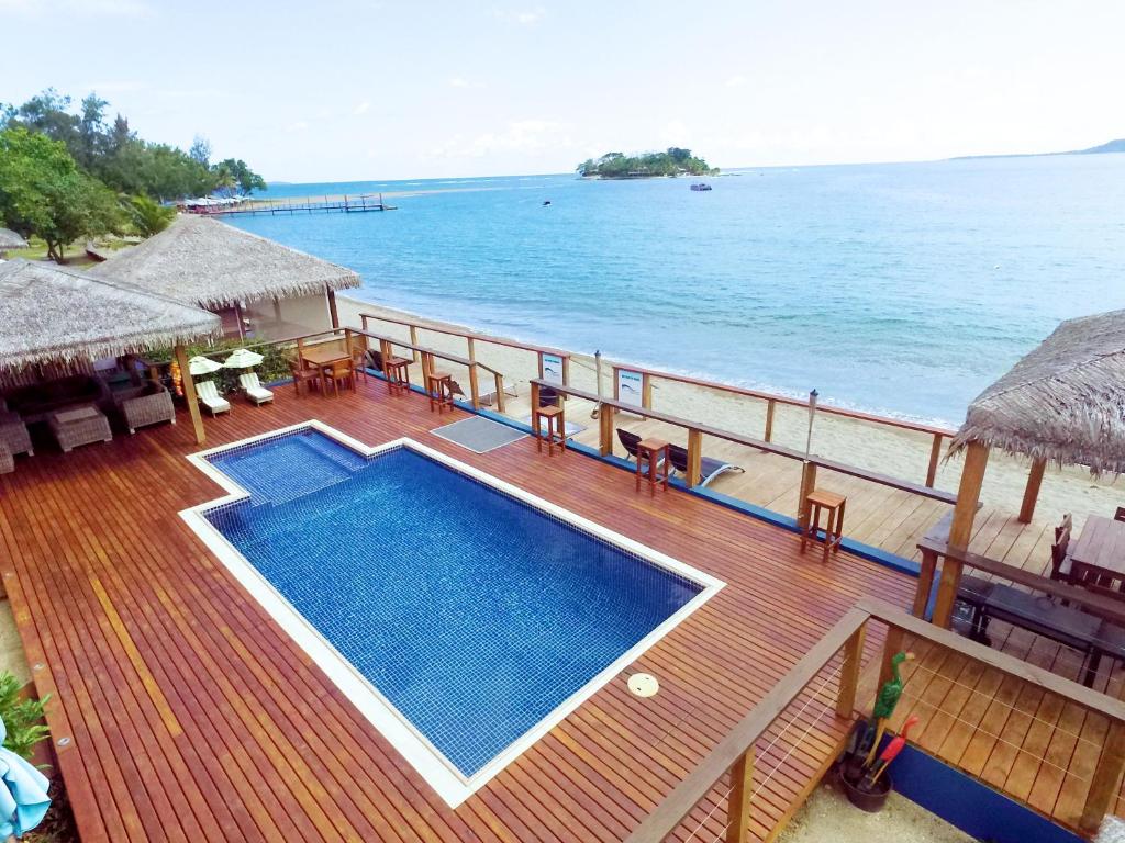 维拉港瓦努阿图海滨公寓酒店的海滩上带游泳池的甲板