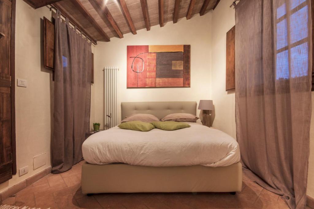 Montefollonico达利奥旅馆的一间卧室,卧室内配有一张大床