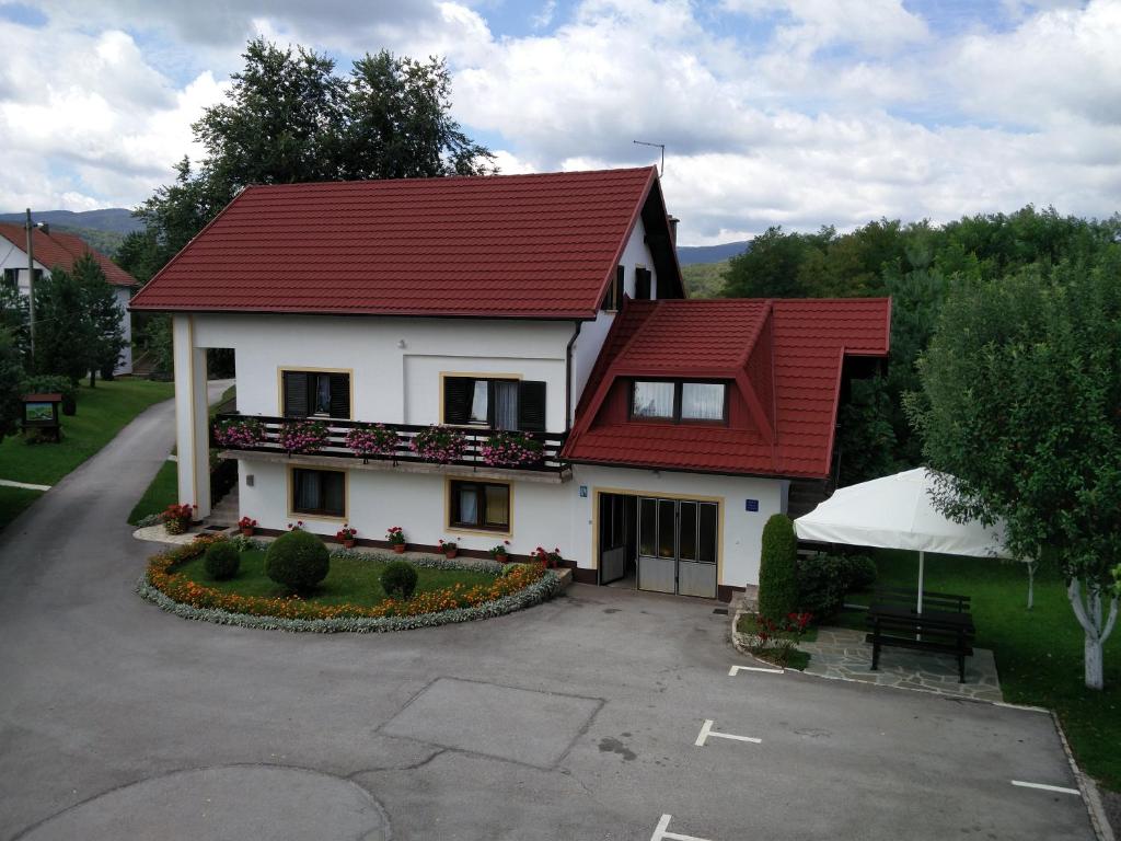 格拉博瓦茨帕夫里克旅馆的白色房子,有红色屋顶