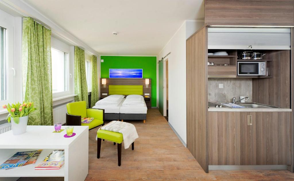 波恩邦尼克斯寄宿公寓酒店的酒店客房带一张床和一个厨房