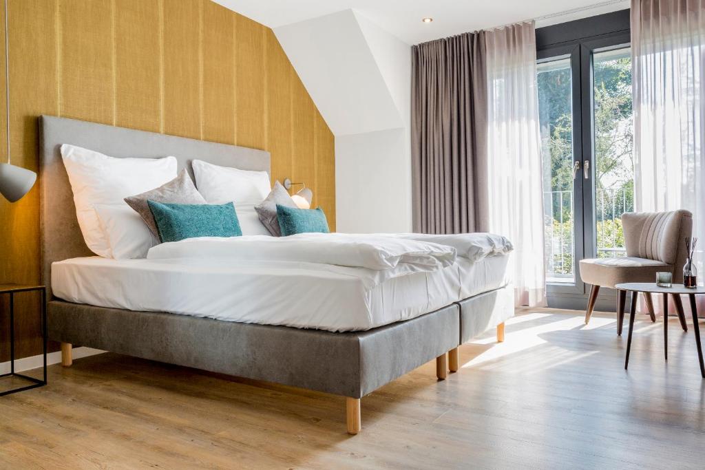 科尔申布罗赫Gasthaus Stappen的一间卧室配有一张带白色和蓝色枕头的大床