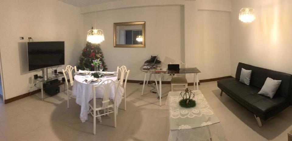 利马加州艾迪费西奥历史中心公寓的客厅配有桌子和圣诞树
