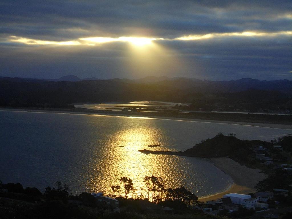 图图卡卡Ocean Purring Views的水面上日落的太阳景象