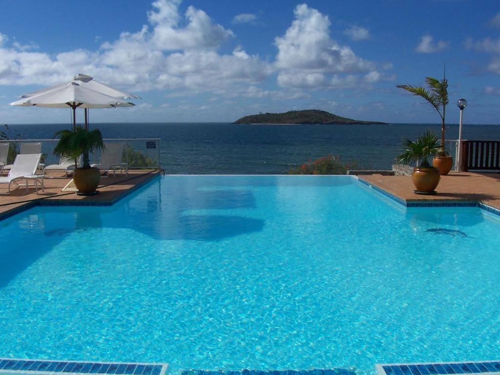 Bandrélé萨库里酒店的大型海景游泳池