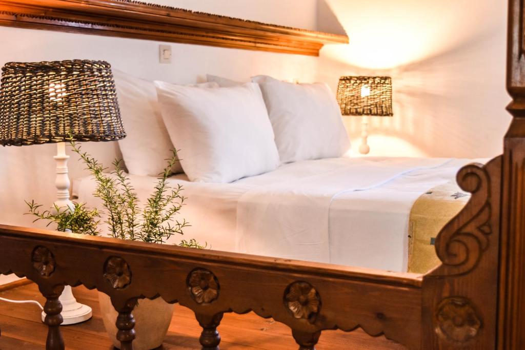 卡尔帕索斯埃斯特仑酒店的一间卧室配有带白色床单和枕头的床。