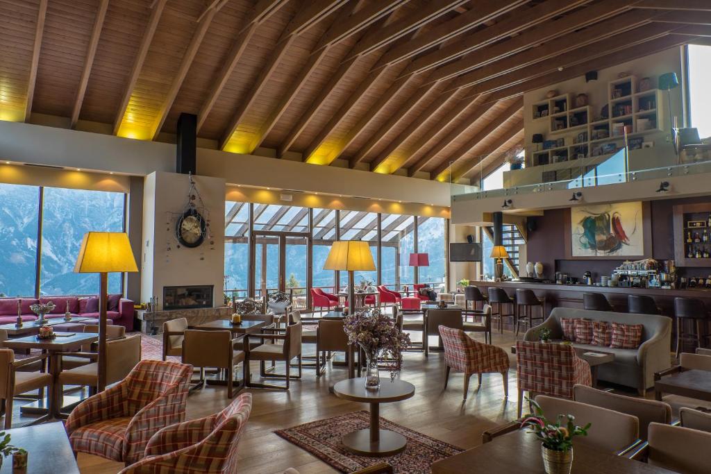 普拉曼塔奥瑞特斯泽梦肯度假酒店的餐厅设有桌椅和窗户。