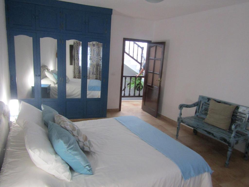 阿列塔La Casita Villalba的一间卧室配有一张大床,里面设有长凳