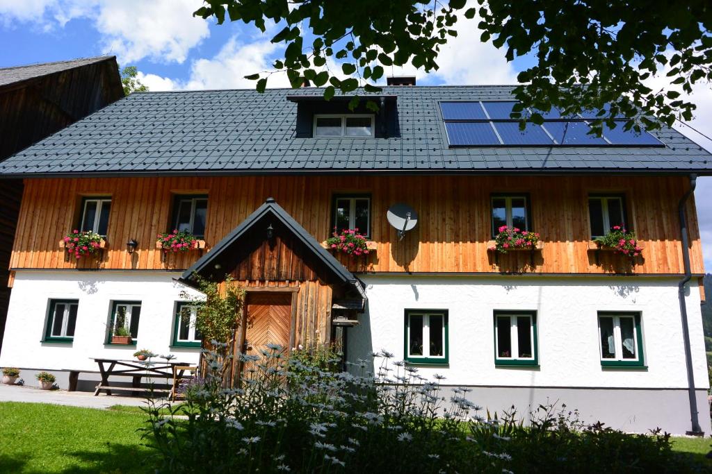 陶普利茨Ferienwohnung Pöreiterhof的屋顶上设有太阳能电池板的房子