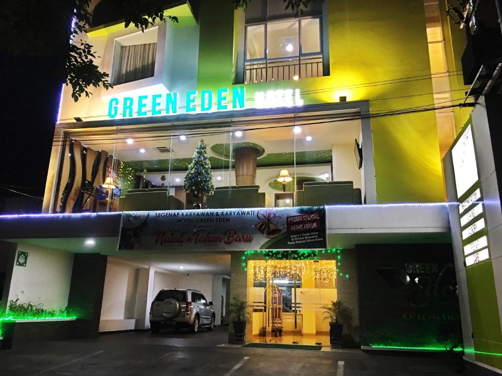 美娜多绿色伊甸园酒店的一家晚上设有停车位的绿铃酒店