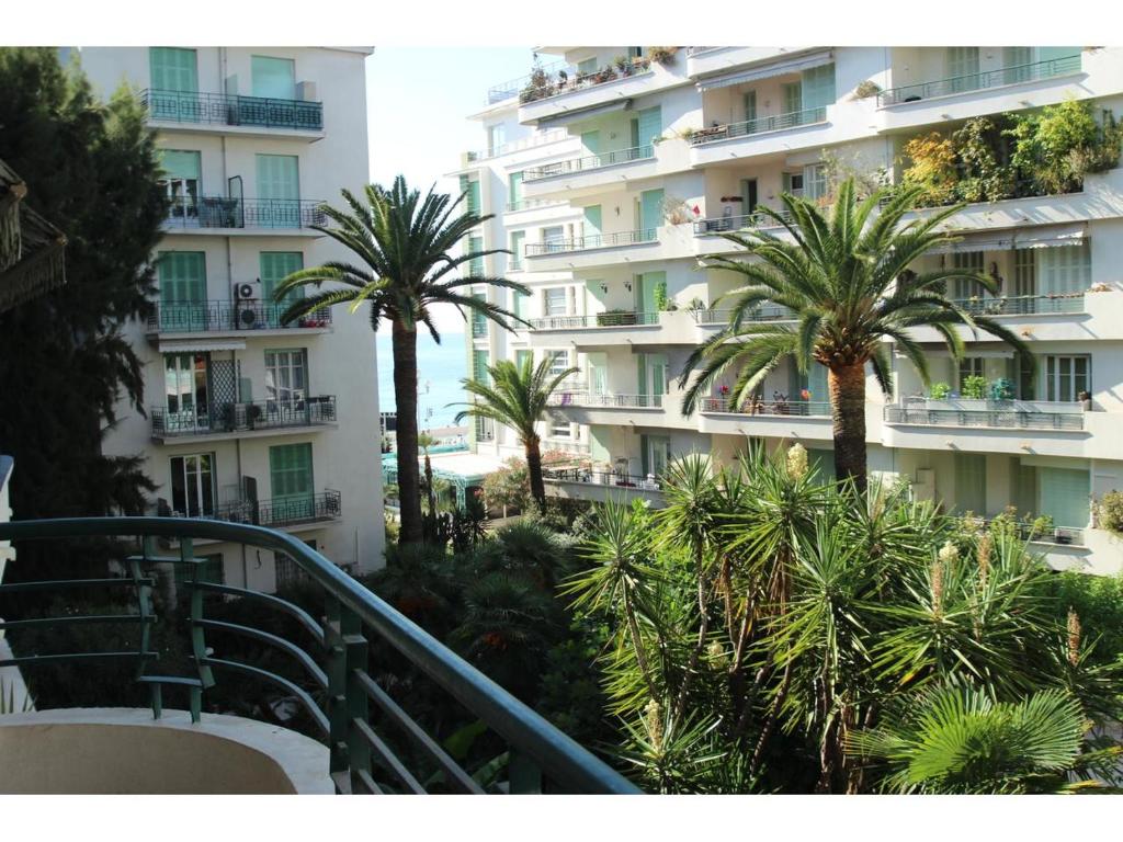 尼斯Nice Beach - Promenade Des Anglais的公寓大楼前方有棕榈树