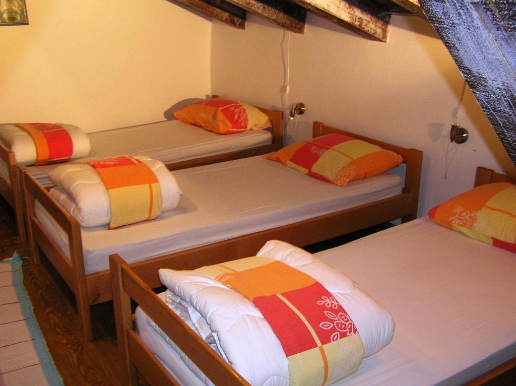 Pliskovica普里斯克维卡青年旅舍的客房设有三张双层床和色彩缤纷的枕头。