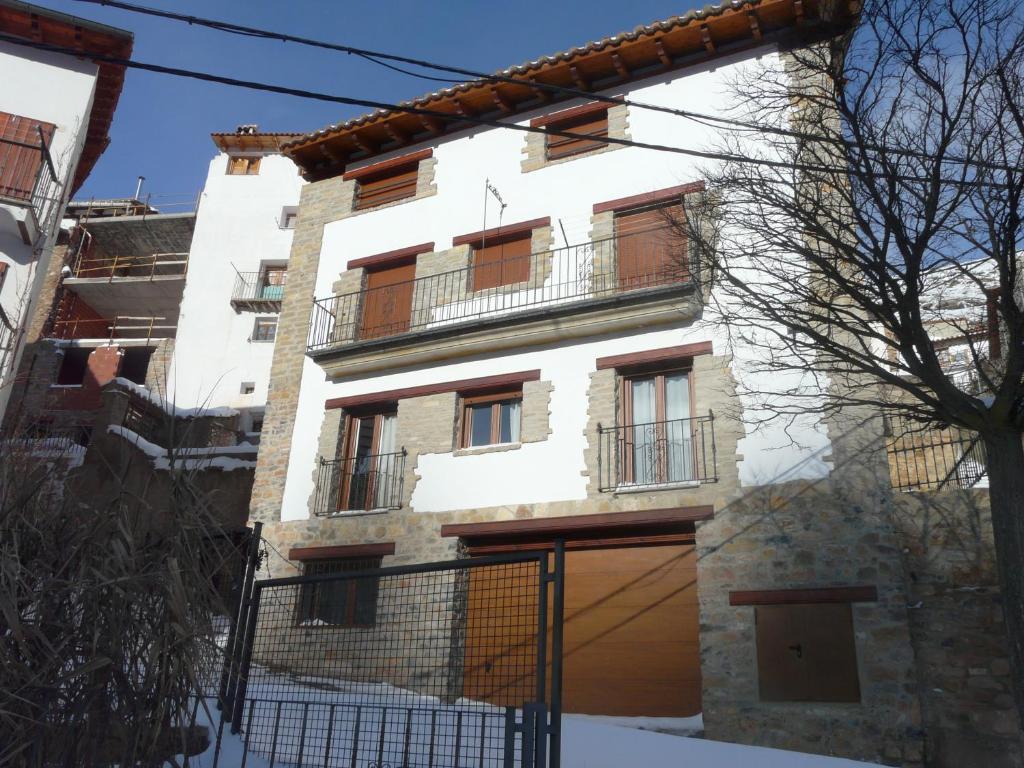 塞尔瓦堡Apartamentos El Pajar Alcala de la Selva的前面有栅栏的白色建筑