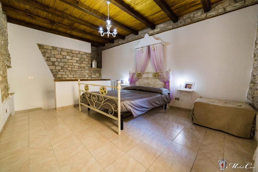 斯波莱托Appartamento di Lucrezia的一间卧室配有一张带粉红色窗帘的床