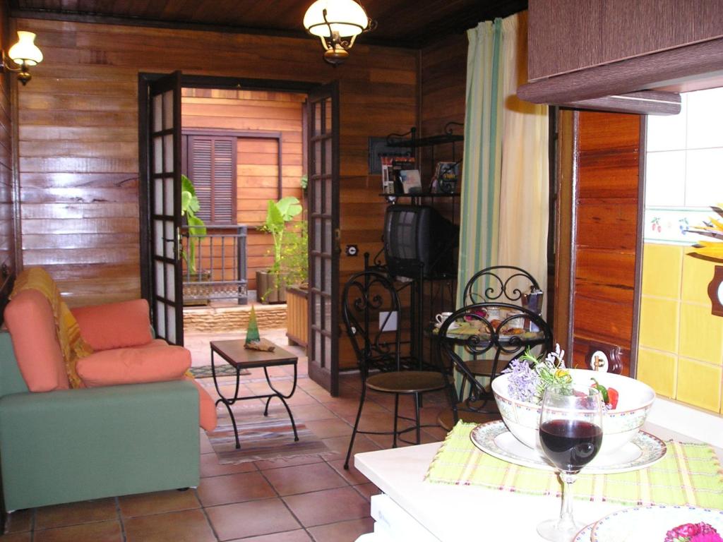 摩亚Cabañas Valle Verde的客厅配有桌子和一些椅子