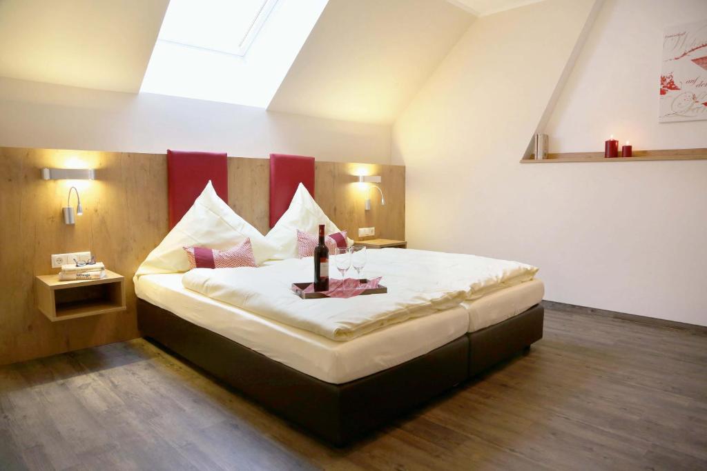 兰茨胡特瓦斯玛尔霍夫酒店的一间卧室配有一张大床和红色床头板