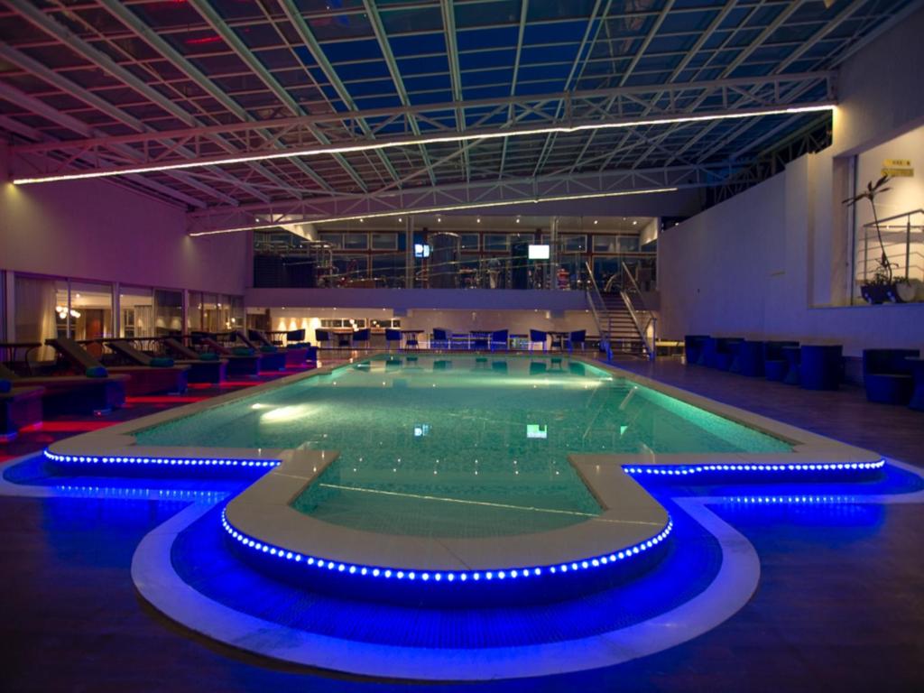 内罗毕钻石广场公寓式酒店的周围设有蓝色灯光的大型游泳池