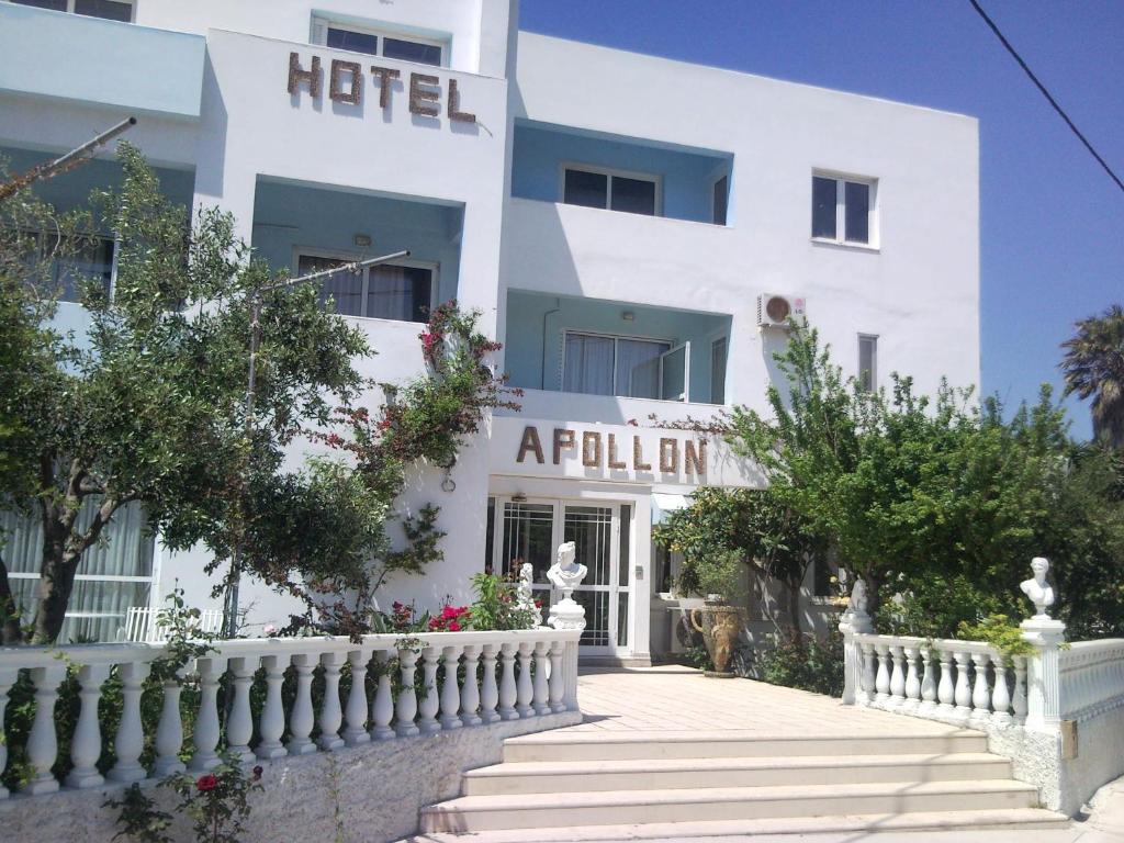 里奥阿波罗酒店的白色的酒店,前面有白色的围栏