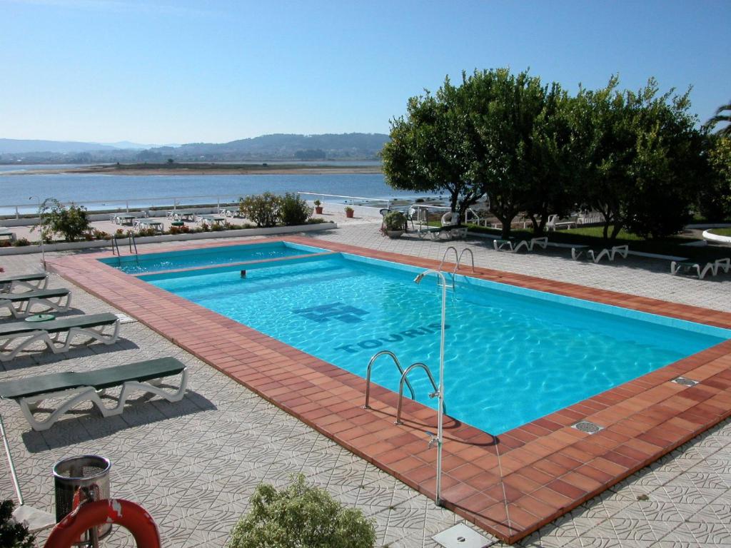格罗韦托瑞斯酒店的水边的大型游泳池