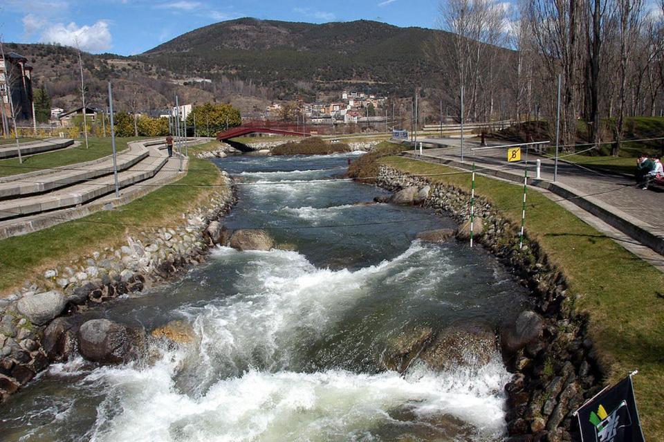 塞奥-德乌赫尔Entre els pirineus的水冲过城市的河流