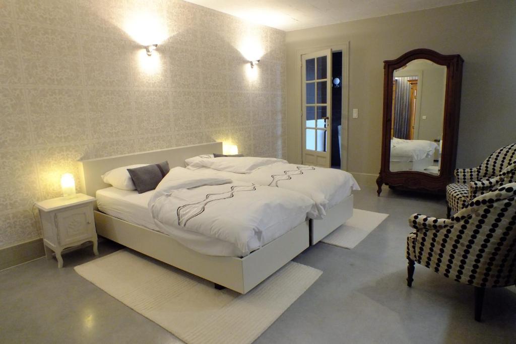 伊泽海姆B&B Sint Pieter的卧室配有一张白色大床和镜子