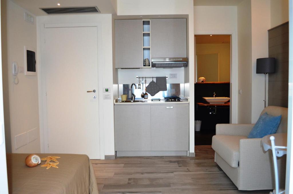 加比切马莱Appartamenti Barzilai的客厅设有厨房和沙发。