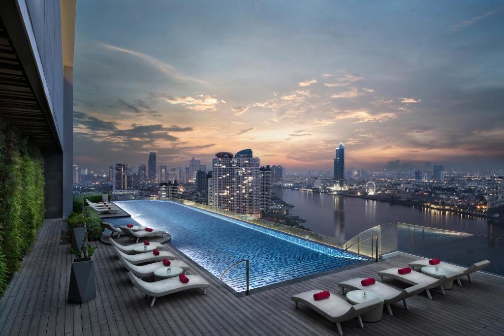 曼谷曼谷安凡尼+河畔酒店的一座城市建筑顶部的游泳池