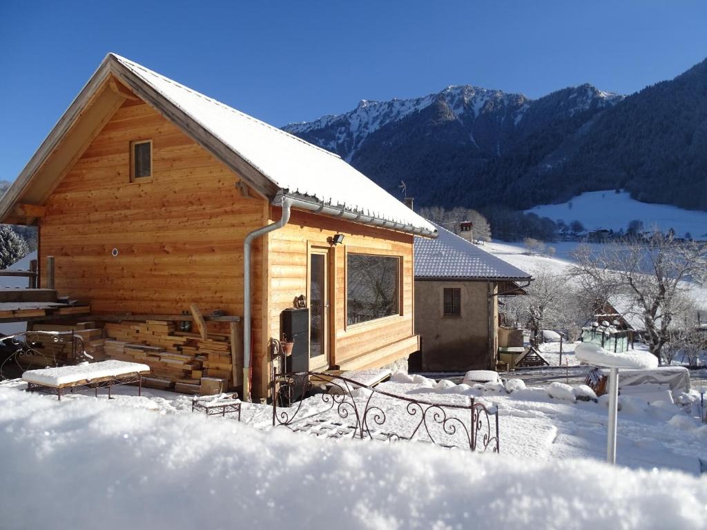 塞特内塔瓦兰小木屋的雪中小木屋,背景是群山