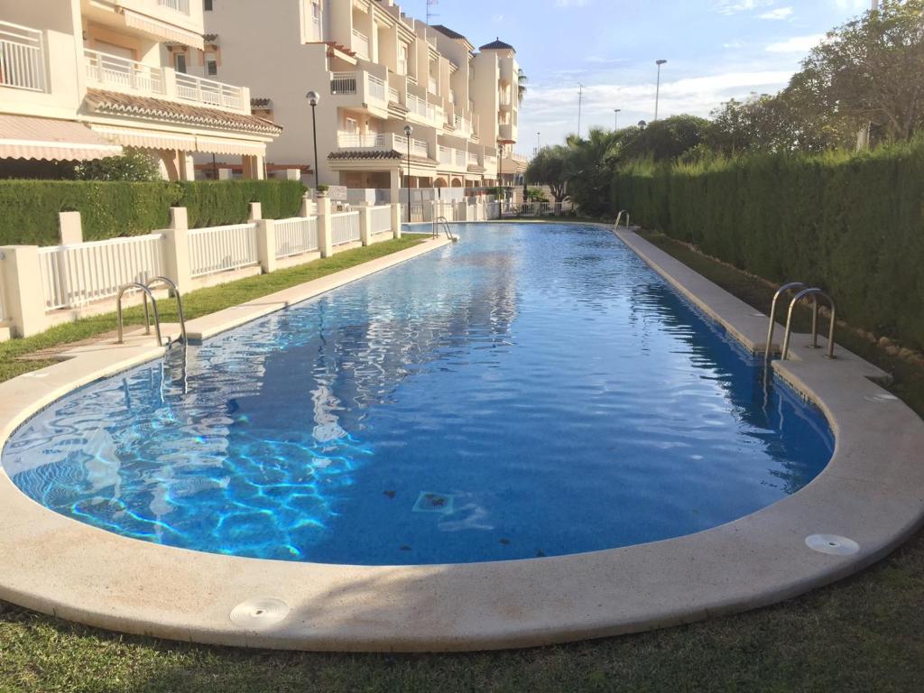 哈维亚Apartment Las Dunas的庭院里的一个蓝色的大游泳池
