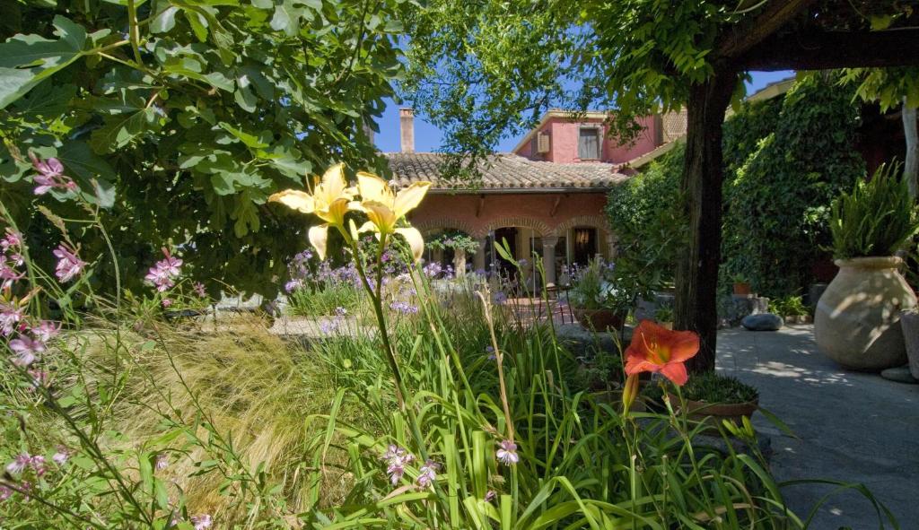 廖拉萨尔多露克莱西亚酒店的一座花园,在房子前种有鲜花