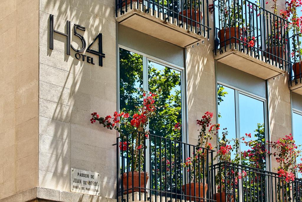 巴塞罗那巴塞罗那54酒店的旁边是种盆栽植物的建筑