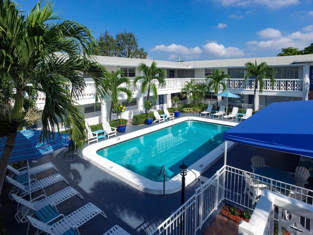 好莱坞佛罗里达梅迪套房汽车旅馆的酒店前方的大型游泳池