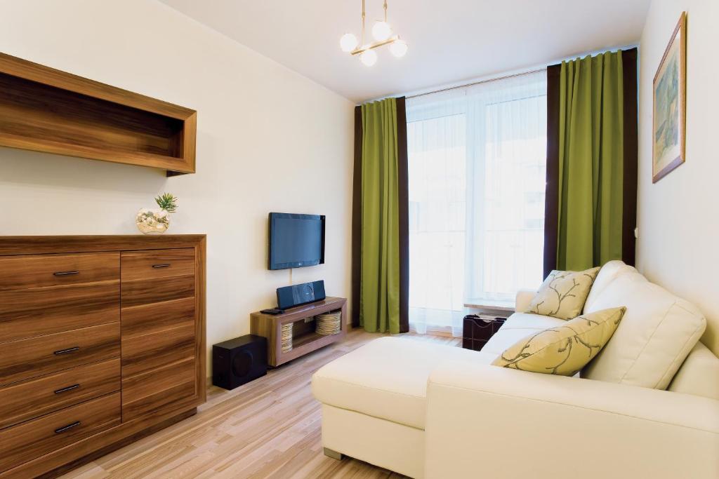 米兹多洛杰Apartament Aquamarina Międzyzdroje的客厅配有白色沙发和电视