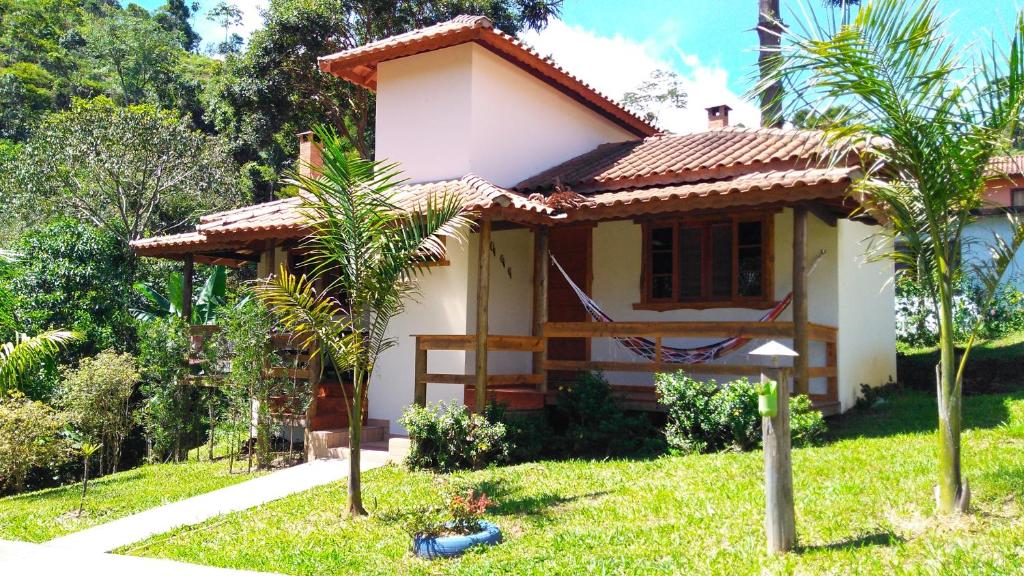 维奥康德马奥Chalés do Pardal的院子中间的小房子