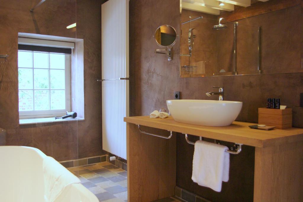 布鲁日运河豪华B＆B住宿加早餐酒店的一间带水槽和镜子的浴室