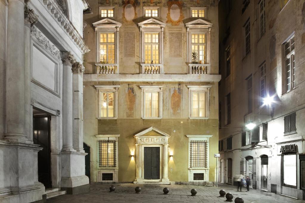 热那亚帕拉佐桂罗酒店的一群鸽子坐在建筑物前