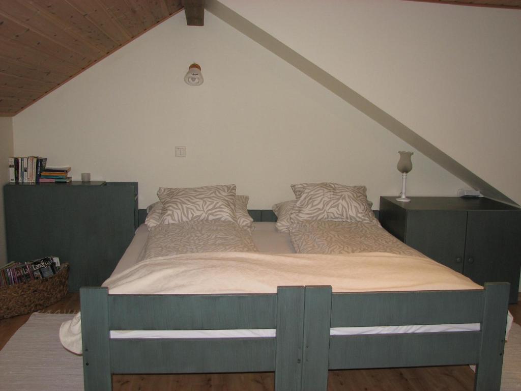 Höljes巴特斯特贝尔吉特豪尔基斯酒店的阁楼上的卧室配有一张大床