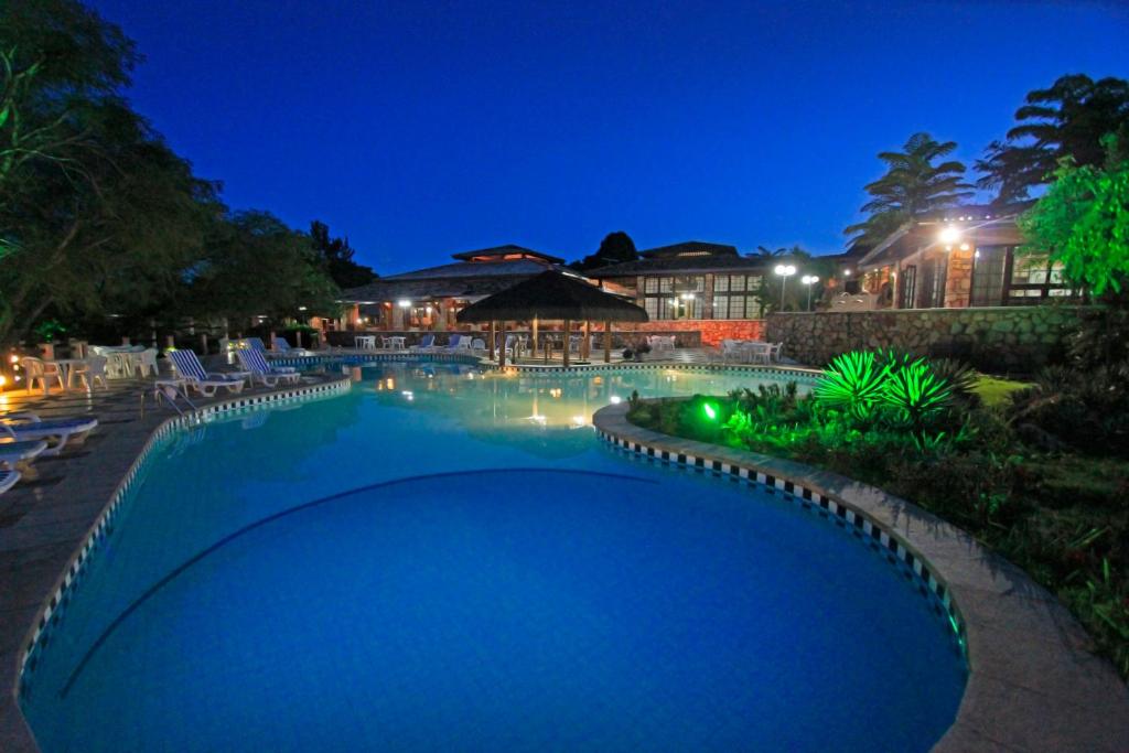 伦索伊斯波尔塔尔伦索伊斯酒店的夜间在度假村的游泳池