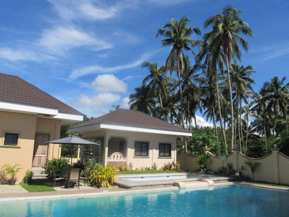 Libertad乌考海滩度假酒店的房屋前有游泳池的房子