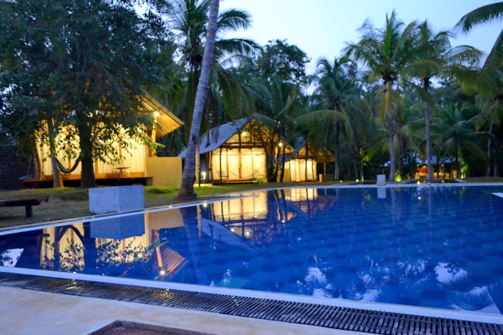达瓦拉维考塔瓦塔村酒店的度假村前的大型游泳池
