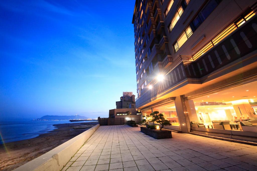 函馆平成馆石塞亭日式旅馆的海边的建筑