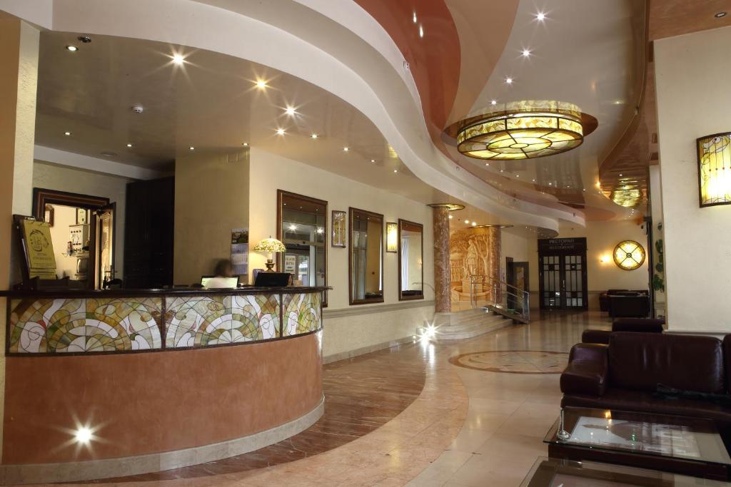 利沃夫利沃夫酒店的大堂设有1个带吊灯的美发沙龙